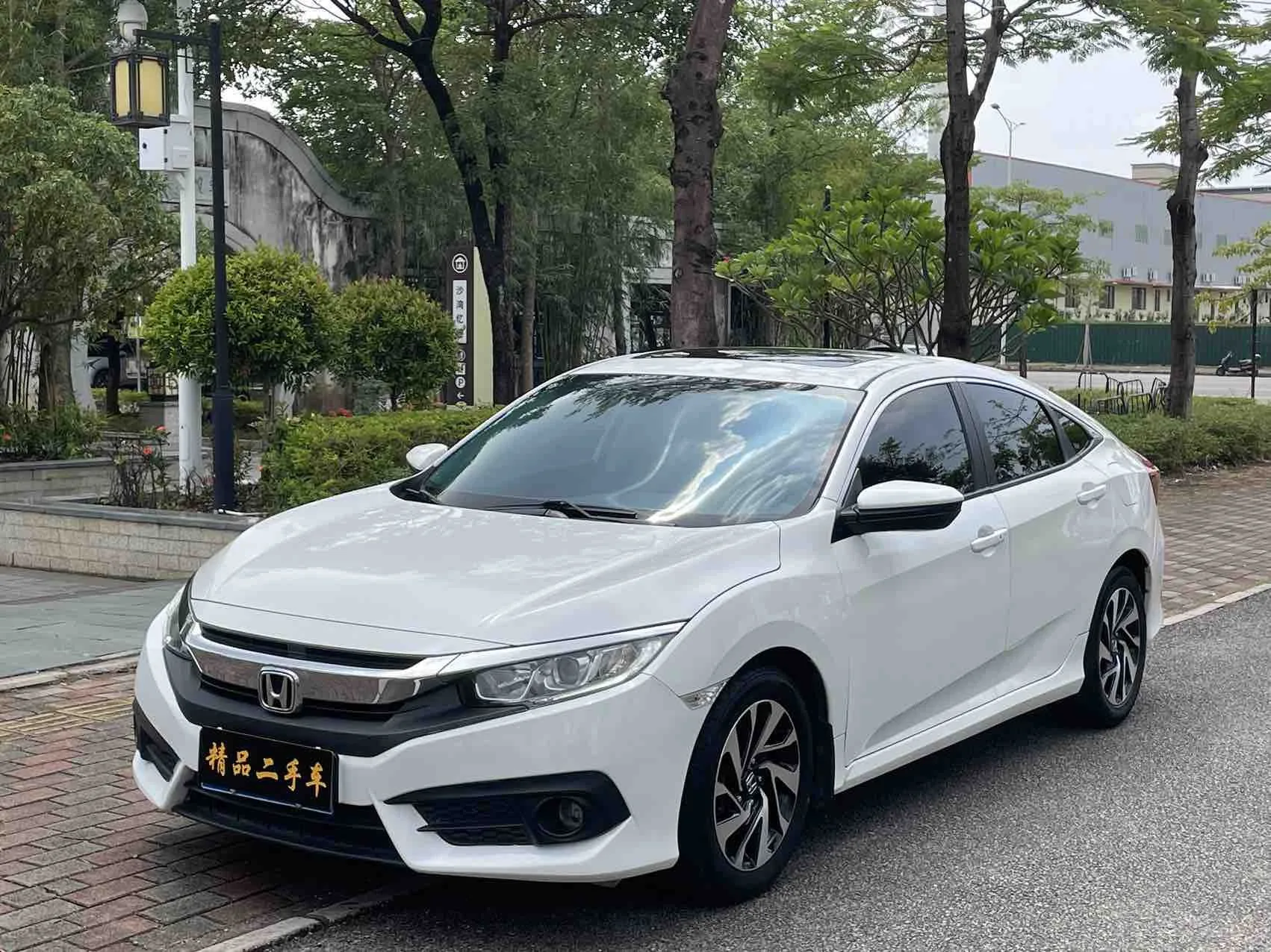 2018 Honda Civic 220TURBO CVT Luxury used Sedan for export from China - photo 1